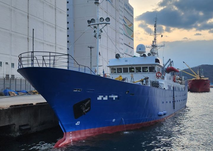 [부산=뉴시스] 부산해경은 러시아 선적 원양어선에서 해상으로 기름을 유출한 혐의로 40대 러시아인 기관사를 붙잡아 조사 중이다. (사진=부산해양경찰서 제공) 2026.03.16. photo@newsis.com *재판매 및 DB 금지