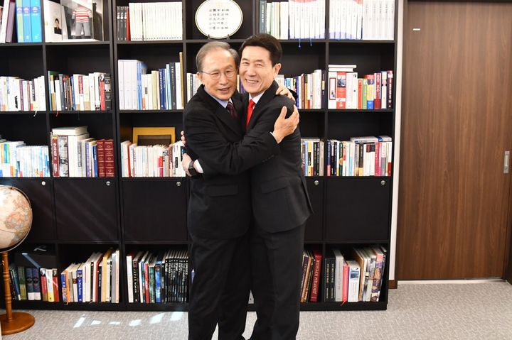 [대구=뉴시스]6·3 지방선거에서 경북도지사 출마를 선언한 이강덕(사진 오른쪽) 전 포항시장이 16일 오전 이명박 전 대통령을 예방한 자리에서 포옹하고 있다(사진=이강덕 전 포항시장 제공) 2026.03.16 photo@newsis.com *재판매 및 DB 금지