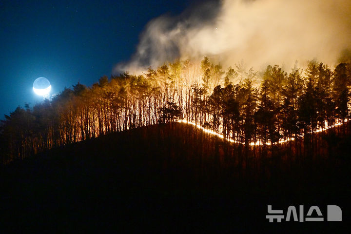 [함양=뉴시스] 차용현 기자 = 지난달 22일 오후 경남 함양군 마천면 창원리 야산에서 산불이 강풍을 타고 계속 번지고 있다. 2026.02.22. con@newsis.com *재판매 및 DB 금지 *재판매 및 DB 금지