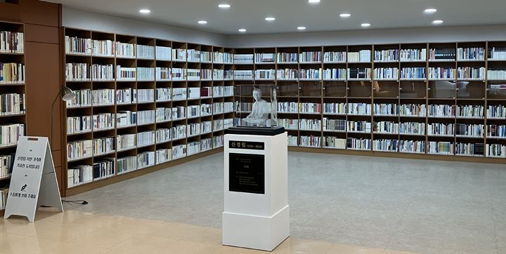 충주시립도서관 신경림 기념공간 *재판매 및 DB 금지