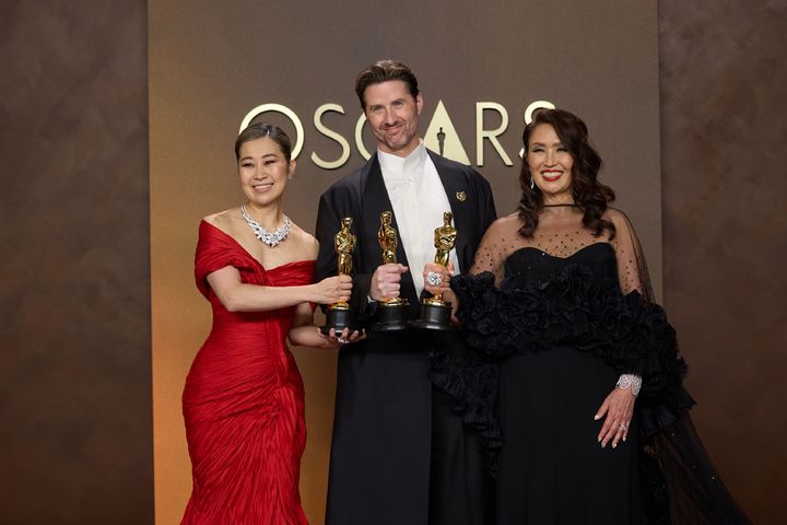 [서울=뉴시스] 넷플릭스 영화 '케이팝 데몬 헌터스'를 연출한 매기 강 감독이 제98회 아카데미 시상식에서 장편 애니메이션상을 거머쥐며 글로벌 애니메이션계에 새로운 이정표를 세웠다. (사진=©A.M.P.A.S.) 2026.03.16. photo@newsis.com *재판매 및 DB 금지