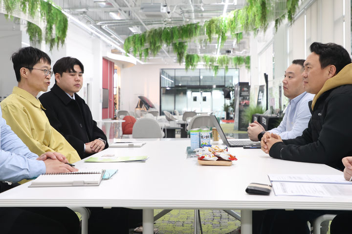 [천안=뉴시스] 강성민 조달청 차장(왼쪽서 첫번째)이 16일 플라스틱 보호필름 수출기업 스텍을 찾아 기업현장의 목소리를 듣고 있다.(사진=조달청 제공) *재판매 및 DB 금지