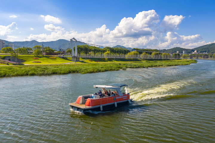 [순천=뉴시스] 순천만국가정원 '정원드림호'가 동천을 따라 운항하고 있다. (사진=순천시 제공) 2026.03.16. photo@newsis.com *재판매 및 DB 금지