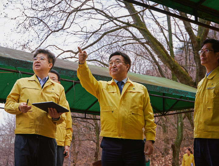 [경산=뉴시스] 윤호중 행정안전부 장관이 16일 경북 경산시 대한천을 찾아 하천 불법시설 정비실태를 점검하고 적발된 불법시설물을 현장에서 확인하고 있다. (사진=행정안전부). *재판매 및 DB 금지