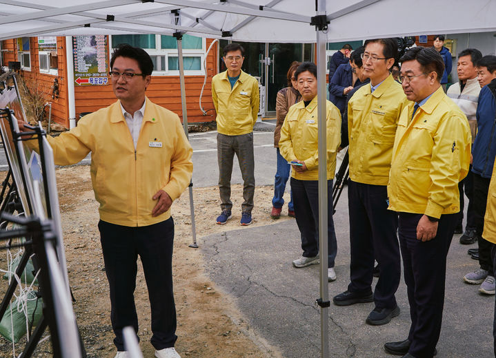 [경산=뉴시스] 윤호중 행정안전부 장관이 16일 경북 경산시 대한천을 찾아 하천 불법시설 정비실태를 점검하고 적발된 불법시설물을 현장에서 확인하고 있다. (사진=행정안전부). *재판매 및 DB 금지