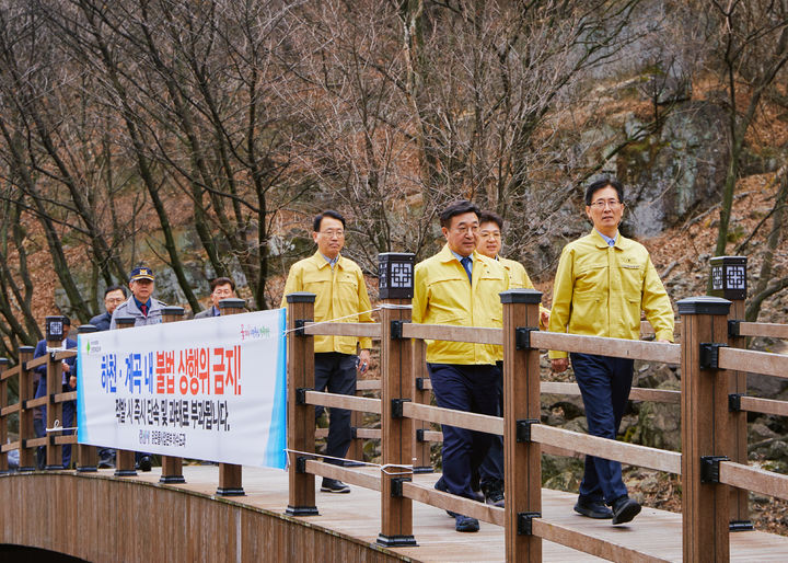 [경산=뉴시스] 윤호중 행정안전부 장관이 16일 경북 경산시 대한천을 찾아 하천 불법시설 정비실태를 점검하고 적발된 불법시설물을 현장에서 확인하고 있다. (사진=행정안전부). *재판매 및 DB 금지