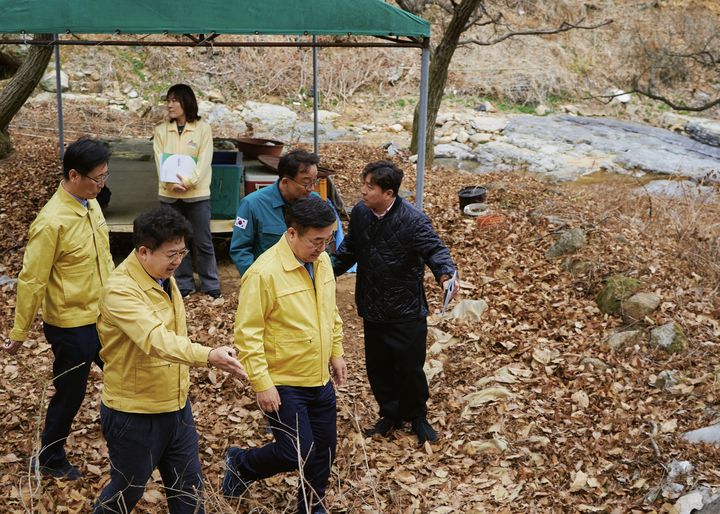 [경산=뉴시스] 윤호중 행정안전부 장관이 16일 경북 경산시 대한천을 찾아 하천 불법시설 정비실태를 점검하고 적발된 불법시설물을 현장에서 확인하고 있다. (사진=행정안전부). *재판매 및 DB 금지