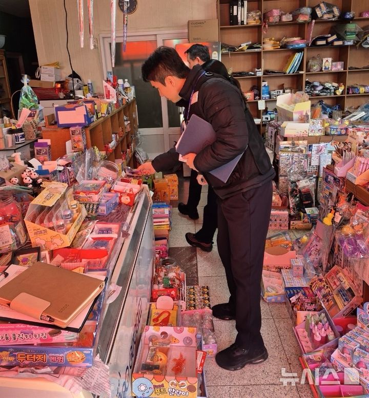 [제주=뉴시스] 제주자치경찰단 학교 주변 특별 단속 모습. (사진=제주도자치경찰단 제공) 2026.03.16. photo@newsis.com