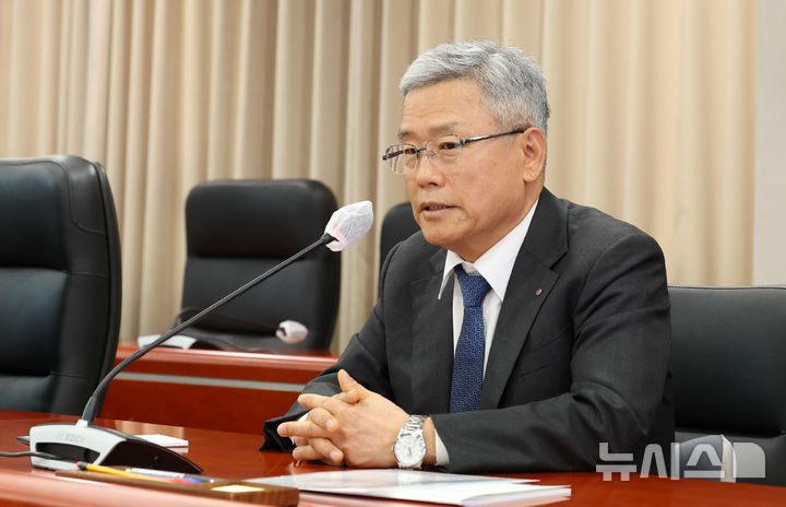 [세종=뉴시스]한국전력은 16일 본사에서 조직 청렴문화 확산과 국민신뢰 강화를 위해 'KEPCO 청렴혁신 추진단' 킥오프 회의를 열고 청렴혁신 추진단의 운영방향과 중점 추진과제를 공유하고, 회사 전반에 걸친 청렴의식 강화 방안을 논의했다.(사진=한전 제공)