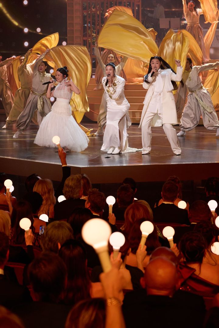 [서울=뉴시스] 영화 '케이팝 데몬 헌터스'의 음악팀이 오스카 주제가상을 석권하며 할리우드 한복판을 K팝의 열기로 물들였다. (사진=©A.M.P.A.S.) 2026.03.16. photo@newsis.com *재판매 및 DB 금지