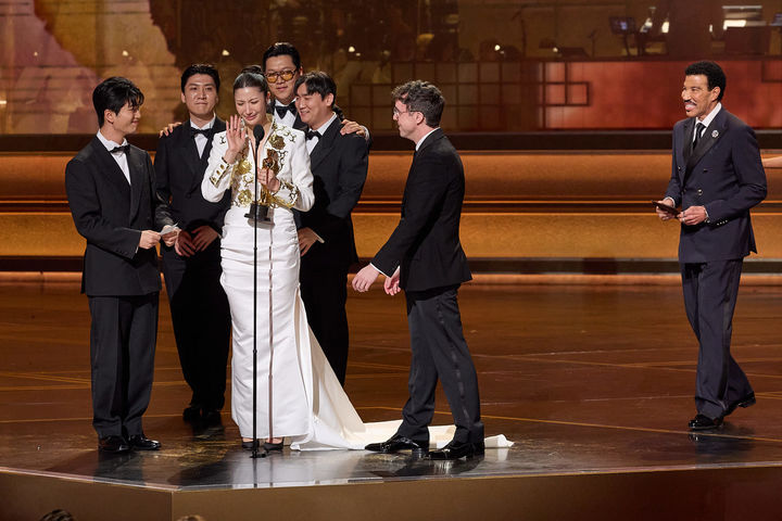 [서울=뉴시스] 15일(현지시간) 미국 로스앤젤레스 돌비 극장에서 열린 제98회 아카데미 시상식에서 '케이팝 데몬 헌터스'의 음악에 참여한 아티스트 이재와 음악팀이 주제가상을 수상했다. (사진=©A.M.P.A.S.) 2026.03.16. photo@newsis.com *재판매 및 DB 금지