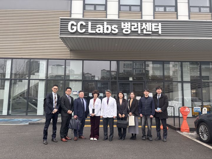 [서울=뉴시스] 기념사진 촬영 중인 허권 SFJ 한국담당자(좌측에서 첫번째), 온다 카즈토 대표이사(좌측에서 세번째), 허주영 GC녹십자의료재단 병리센터 원장(좌측에서 네번째), 최동열 GC녹십자의료재단 수석부원장(좌측에서 다섯번째), JW바이오사이언스 김민경 진단시약사업부서장(좌측에서 여섯 번째) (사진=GC녹십자의료재단 제공) 2026.03.16.photo@newsis.com *재판매 및 DB 금지