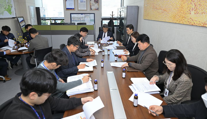 [남원=뉴시스] 기업 복합민원의 원스톱 행정서비스 지원을 위한 남원시의 '기업민원신속처리반'이 출범한 가운데 지난 13일 이성호 부시장 주재로 첫 전략회의가 진행되고 있다. *재판매 및 DB 금지