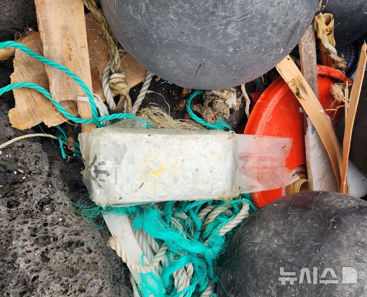 [제주=뉴시스] 16일 오전 제주시 조천읍 해안가에서 향정신성의약품 케타민이 발견됐다. (사진=제주해양경찰청 제공) 2026.03.16. photo@newsis.com