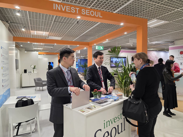 [서울=뉴시스] 서울 홍보관을 찾은 투자자 대상 설명. 2026.03.16. (사진=서울시 제공) *재판매 및 DB 금지