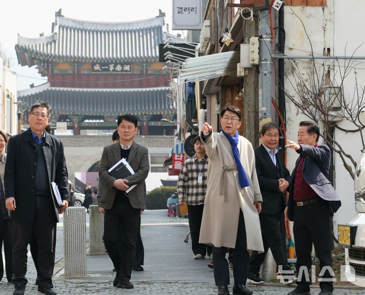 [전주=뉴시스]윤난슬 기자 = 우범기 전주시장은 16일 풍남동과 효자4동, 삼천3동을 잇달아 방문해 주민들이 제기한 민원 현장을 점검했다. (사진=전주시 제공) 2026.03.16. photo@newsis.com