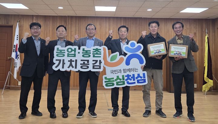 [합천=뉴시스] NH농협 합천군지부, 집중호우 피해 농가 자녀에 학습용 태블릿PC 지원 (사진=합천군 제공) 2026.03.16. photo@newsis.com *재판매 및 DB 금지