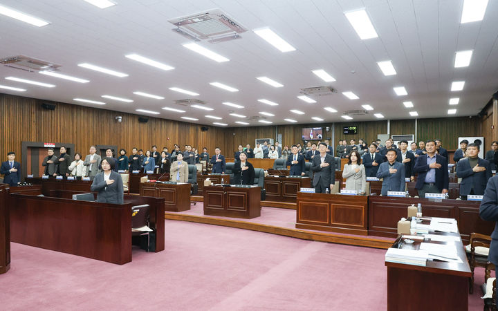 [여주=뉴시스] 16일 열린 여주시의회 제80회 임시회에서 국민의례를 하고 있다.(사진=여주시의회 제공) 2026.03.06. photo@newsis.com *재판매 및 DB 금지