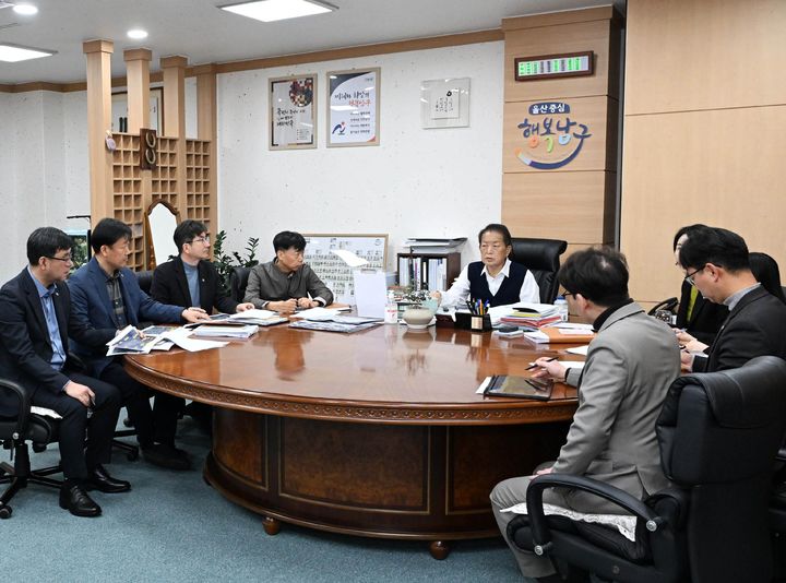 [울산=뉴시스] 16일 오후 울산 남구청 구청장실에서 서동욱 남구청장과 관계 공무원들이 참석한 가운데 재난관리 통합플랫폼 추진계획 보고회가 진행되고 있다. (사진=울산 남구 제공) 2026.03.16. photo@newsis.com *재판매 및 DB 금지