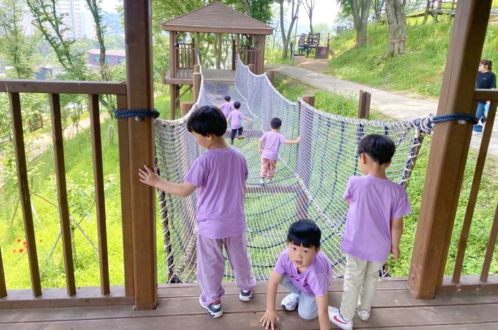 [순창=뉴시스] 지난해 순창군의 유아숲 체험프로그램에 참여한 어린이들이 귀래정 유아숲체험원의 놀이시설을 즐기고 있다. *재판매 및 DB 금지