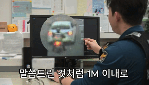 [뉴시스] 차량 뒤에 바짝 붙어 주행하다가 앞차가 후진하는 순간을 노려 일부러 사고를 낸 오토바이 운전자가 경찰에 붙잡힌 사실이 뒤늦게 알려졌다. (영상='대한민국 경찰청' 유튜브 채널 캡처) *재판매 및 DB 금지