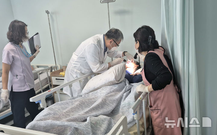 [과천=뉴시스] 과천시가 시립 요양원 입소자를 대상으로 구강검진을 하고 있다. (사진=과천시 제공). 2026.03.06. photo@newsis.com *재판매 및 DB 금지