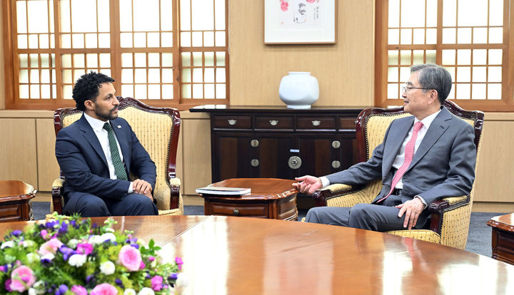 [서울=뉴시스]조현 외교부 장관은 16일 방한 중인 자비드 압델모네임 국경없는의사회 국제회장을 접견했다고 외교부는 밝혔다. *재판매 및 DB 금지