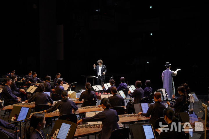 [서울=뉴시스]국립국악원 창작악단 의 국악관현악 협연. (사진=국립국악원 제공)