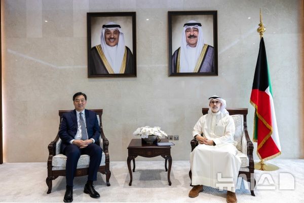 [베이징=뉴시스] 자이쥔 중국 정부 중동문제특사는 15일 쿠웨이트시티에서 셰이크 자라 자베르 알아마드 알사바 쿠웨이트 외무장관과 만나 중동 문제를 논의했다고 중국 외교부가 16일 밝혔다.(사진=중국 외교부 홈페이지 갈무리) 2026.03.16 photo@newsis.com