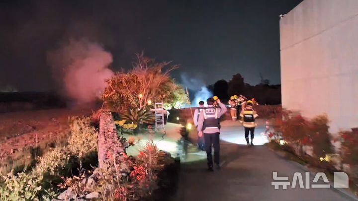 [제주=뉴시스] 16일 오후 제주시 한림읍 대나무밭에서 불이 나 소방당국이 진화에 나서고 있다. (사진=제주소방안전본부 제공) 2026.03.16. photo@newsis.com