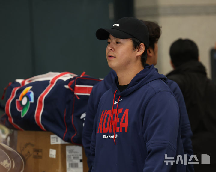 [인천공항=뉴시스] 배훈식 기자 = 2026 WBC 8강의 성적을 거둔 야구 국가대표팀 노시환이 16일 오전 인천국제공항을 통해 귀국하고 있다. 2026.03.16. dahora83@newsis.com