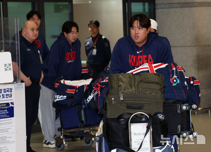 [인천공항=뉴시스] 배훈식 기자 = 2026 WBC 8강의 성적을 거둔 야구 국가대표팀 류현진을 비롯한 선수들이 16일 오전 인천국제공항을 통해 귀국하고 있다. 2026.03.16. dahora83@newsis.com