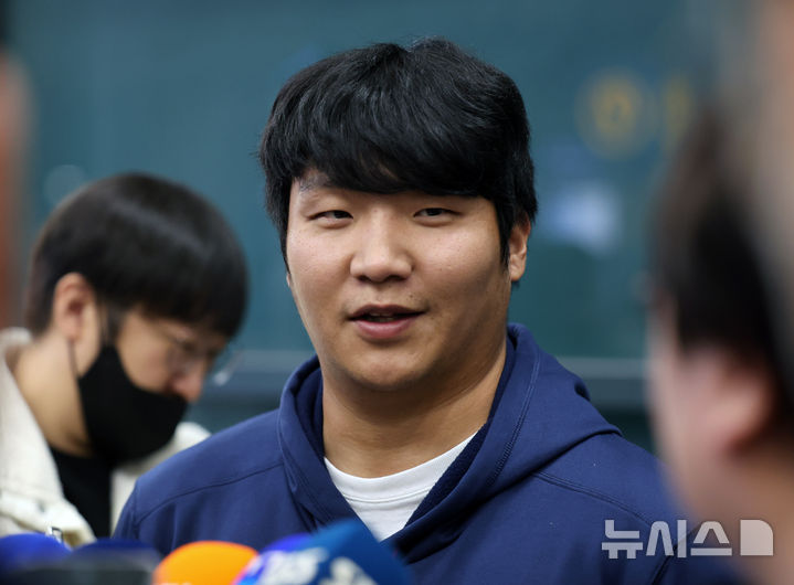 [인천공항=뉴시스] 배훈식 기자 = 2026 WBC 8강의 성적을 거둔 야구 국가대표팀 문보경이 16일 오전 인천국제공항을 통해 귀국하며 인터뷰하고 있다. 2026.03.16. dahora83@newsis.com