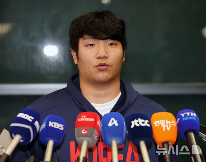 [인천공항=뉴시스] 배훈식 기자 = 2026 WBC 8강의 성적을 거둔 야구 국가대표팀 문보경이 16일 오전 인천국제공항을 통해 귀국하며 인터뷰하고 있다. 2026.03.16. dahora83@newsis.com
