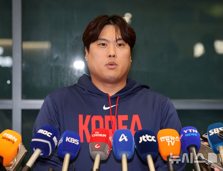 [인천공항=뉴시스] 배훈식 기자 = 2026 WBC 8강의 성적을 거둔 야구 국가대표팀 류현진이 16일 오전 인천국제공항을 통해 귀국하며 인터뷰하고 있다. 2026.03.16. dahora83@newsis.com
