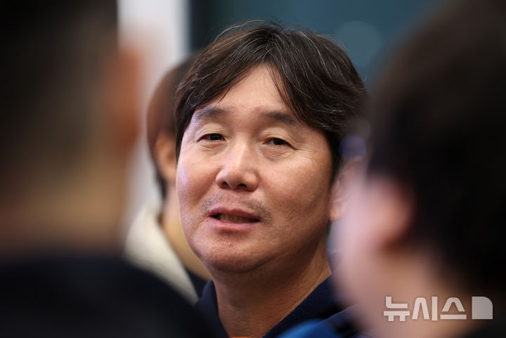 [인천공항=뉴시스] 배훈식 기자 = 2026 WBC 8강의 성적을 거둔 야구 국가대표팀 류지현 감독이 16일 오전 인천국제공항을 통해 귀국하며 인터뷰하고 있다. 2026.03.16. dahora83@newsis.com