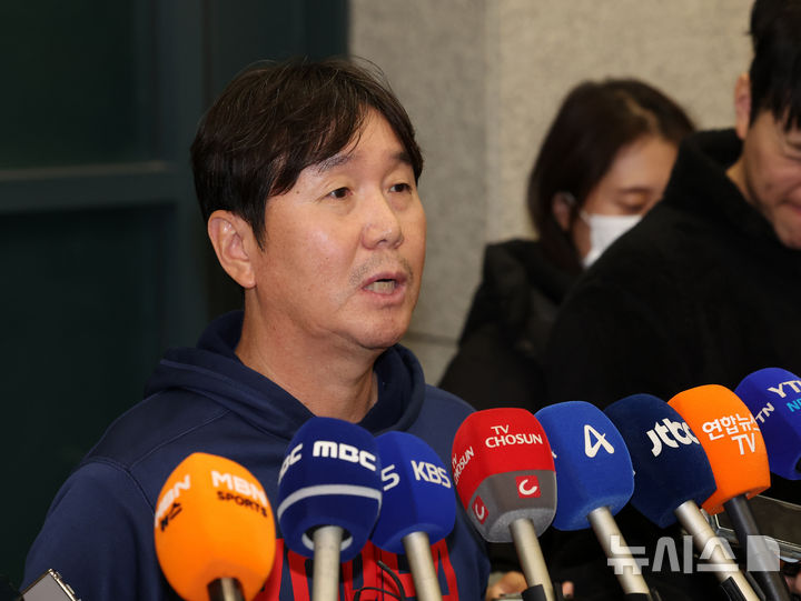 [인천공항=뉴시스] 배훈식 기자 = 2026 WBC 8강의 성적을 거둔 야구 국가대표팀 류지현 감독이 16일 오전 인천국제공항을 통해 귀국하며 인터뷰하고 있다. 2026.03.16. dahora83@newsis.com