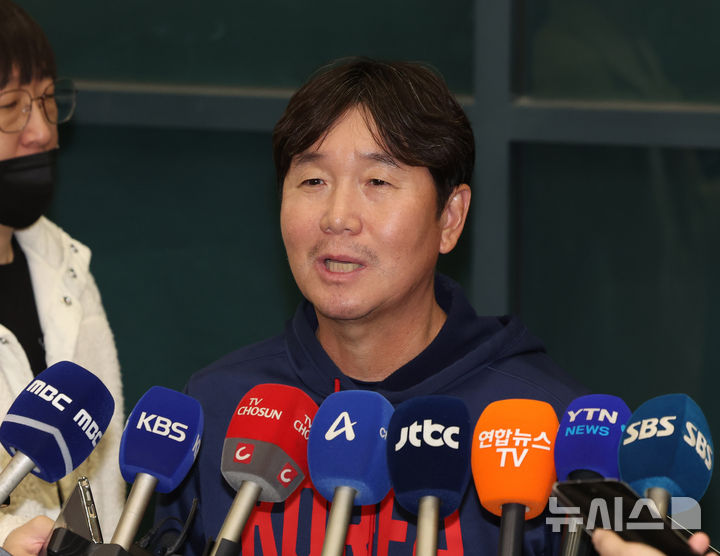 [인천공항=뉴시스] 배훈식 기자 = 2026 WBC 8강의 성적을 거둔 야구 국가대표팀 류지현 감독이 16일 오전 인천국제공항을 통해 귀국하며 인터뷰하고 있다. 2026.03.16. dahora83@newsis.com