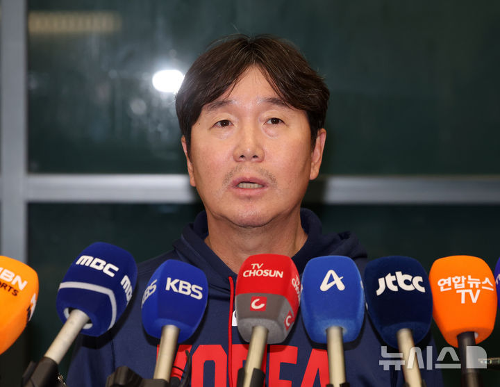 [인천공항=뉴시스] 배훈식 기자 = 2026 WBC 8강의 성적을 거둔 야구 국가대표팀 류지현 감독이 16일 오전 인천국제공항을 통해 귀국하며 인터뷰하고 있다. 2026.03.16. dahora83@newsis.com