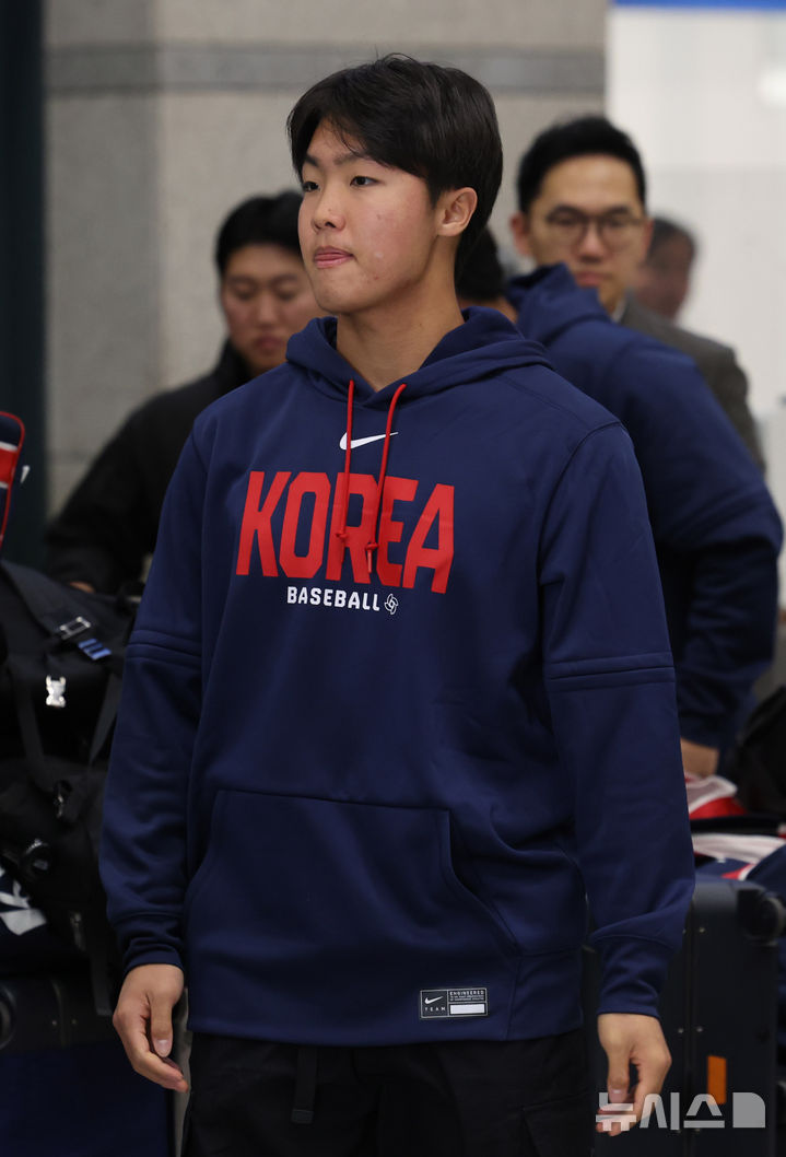 [인천공항=뉴시스] 배훈식 기자 = 2026 WBC 8강의 성적을 거둔 야구 국가대표팀 정우주가 16일 오전 인천국제공항을 통해 귀국하고 있다. 2026.03.16. dahora83@newsis.com