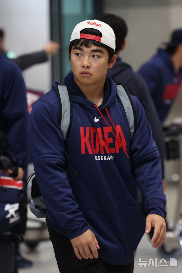 [인천공항=뉴시스] 배훈식 기자 = 2026 WBC 8강의 성적을 거둔 야구 국가대표팀 문현빈이 16일 오전 인천국제공항을 통해 귀국하고 있다. 2026.03.16. dahora83@newsis.com