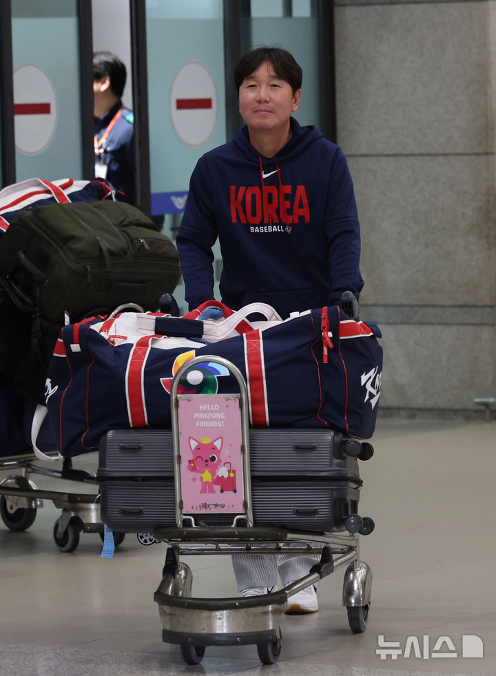 [인천공항=뉴시스] 배훈식 기자 = 2026 WBC 8강의 성적을 거둔 야구 국가대표팀 류지현 감독이 16일 오전 인천국제공항을 통해 귀국하고 있다. 2026.03.16. dahora83@newsis.com