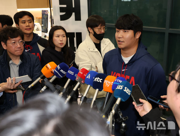 [인천공항=뉴시스] 배훈식 기자 = 2026 WBC 8강의 성적을 거둔 야구 국가대표팀 문보경이 16일 오전 인천국제공항을 통해 귀국하며 인터뷰하고 있다. 2026.03.16. dahora83@newsis.com