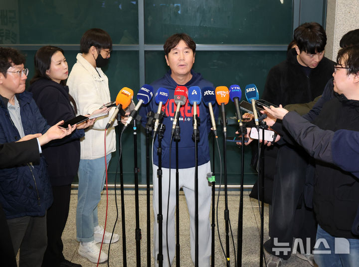 [인천공항=뉴시스] 배훈식 기자 = 2026 WBC 8강의 성적을 거둔 야구 국가대표팀 류지현 감독이 16일 오전 인천국제공항을 통해 귀국하며 인터뷰하고 있다. 2026.03.16. dahora83@newsis.com