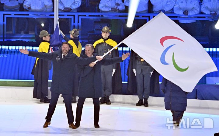 [코르티나담페초=뉴시스] 사진공동취재단 = 15일(현지시간) 이탈리아 코르티나담페초 컬링 올림픽 스타디움에서 열린 2026 밀라노 코르티나담페초 패럴림픽 폐회식에서 차기 개최지인 프랑스 알프스 관계자들이 패럴림픽기를 흔들어 보이고 있다. 2026.03.16. photo@newsis.com