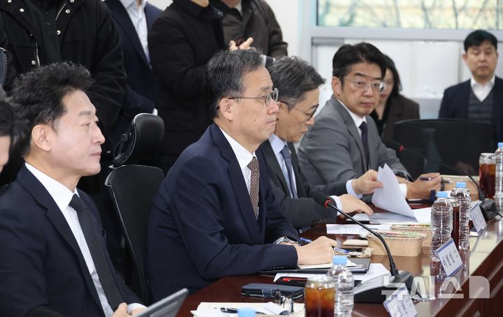 [서울=뉴시스] 조성봉 기자 = 이형일(왼쪽 두번째) 재정경제부 제1차관을 비롯한 참석자들이 16일 오전 서울 여의도 국호에서 열린 중동사태 경제대응 TF 제2차 회의에서 유동수 TF 위원장의 발언을 경청하고 있다. 2026.03.16. suncho21@newsis.com