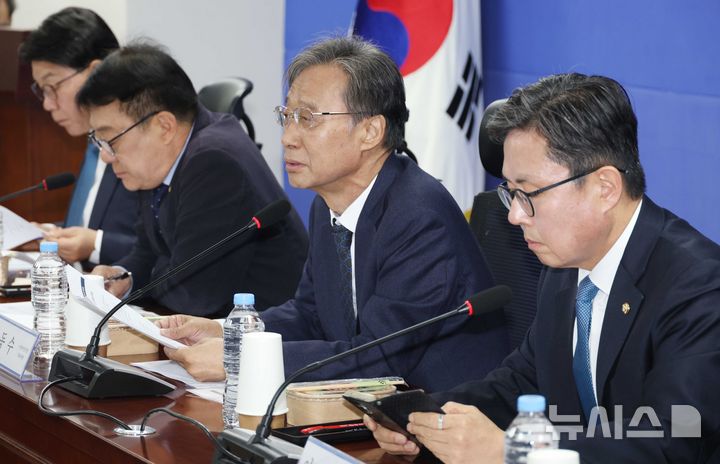 [서울=뉴시스] 조성봉 기자 = 유동수 더불어민주당 TF 위원장이 16일 오전 서울 여의도 국호에서 열린 중동사태 경제대응 TF 제2차 회의에서 발언을 하고 있다. 2026.03.16. suncho21@newsis.com