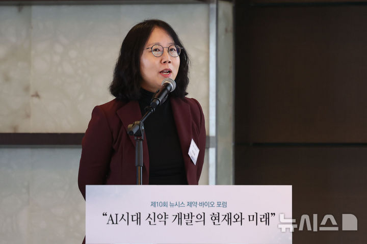 [서울=뉴시스] 권창회 기자 = 석차옥 갤럭스 대표이사가 16일 서울 중구 더플라자호텔에서 열린 제10회 뉴시스 제약-바이오 포럼에서 'AI 신약개발, 현재와 미래'라는 주제로 강연하고 있다. 2026.03.16. kch0523@newsis.com