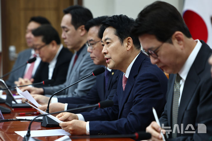 [서울=뉴시스] 김명년 기자 = 장동혁 국민의힘 대표가 16일 오전 서울 여의도 국회에서 열린 최고위원회의에서 발언하고 있다. 2026.03.16. kmn@newsis.com