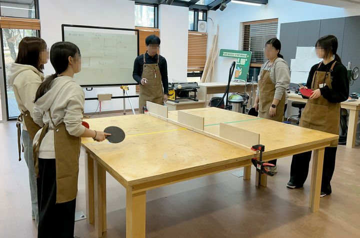 [광주=뉴시스] 광주 서구청소년수련관 폐목재 활용 '목공숲쿨'. (사진=광주 서구청소년수련관 제공). photo@newsis.com *재판매 및 DB 금지